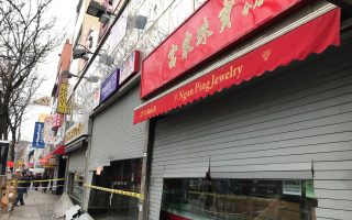 香港超市半夜响消防警报 消防员电锯破门