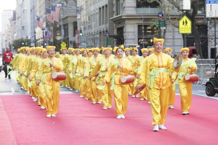 法轮大法学员组成的腰鼓队，为美国主流社会带去中国传统文化。