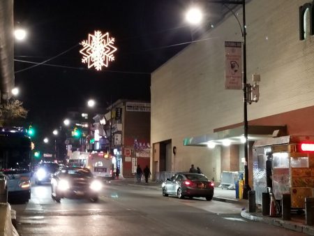 梅西百货公司前的巨型雪花灯已点亮。