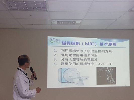 李文正說明3T磁振造影儀有助於臨床醫師疾病的診斷。（林寶雲／大紀元）