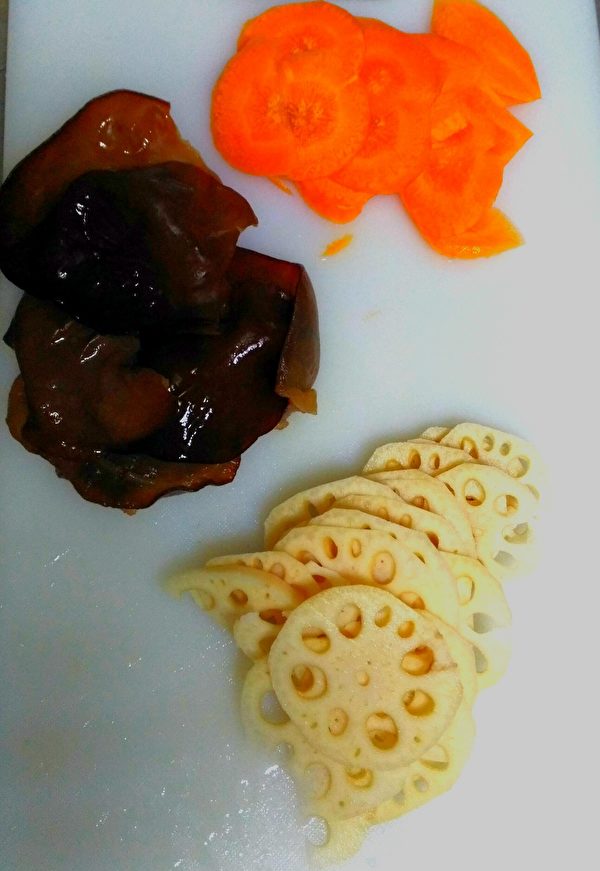 莲藕、木耳、红萝卜切片备用。(图：奥莉薇小姐/大纪元)