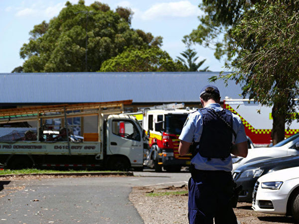 悉尼西南一52歲女子駕車沖入公立小學教室，兩男童死亡，21人受傷。（安平雅／大紀元）