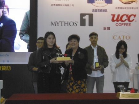 “2017WCE世界杯咖啡大师台湾选拔赛决赛”由赖孟忻(左)获得冠军。（陈秀媛／大纪元）