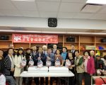 民代社区组织送火鸡 耆老乐开怀
