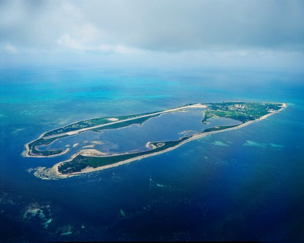 东沙岛犹如南海上一只翡翠戒环，嫌少人为破坏，特殊自然地形保存完整。（高市水利局提供）