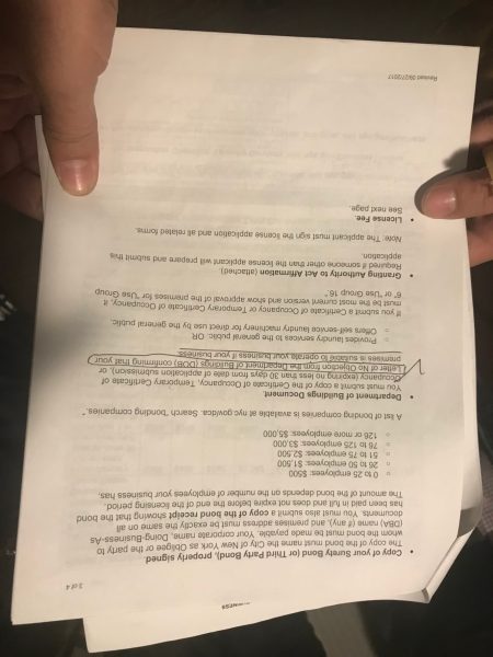 洗衣业者出示政府部门的要求,更新营业执照前,先提供楼宇局的无异议证明。