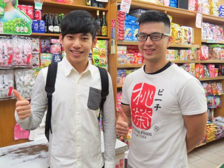 刘柏成（左）与前任理事长桃荣食品黄政伟交流，黄政伟留美时最爱大纪元时报。