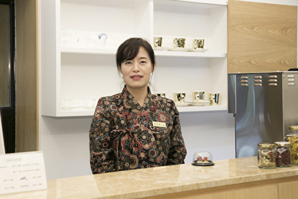 扁康茶店朴星正经理中文、日文、英语、韩国语皆通。(全景林/大纪元)