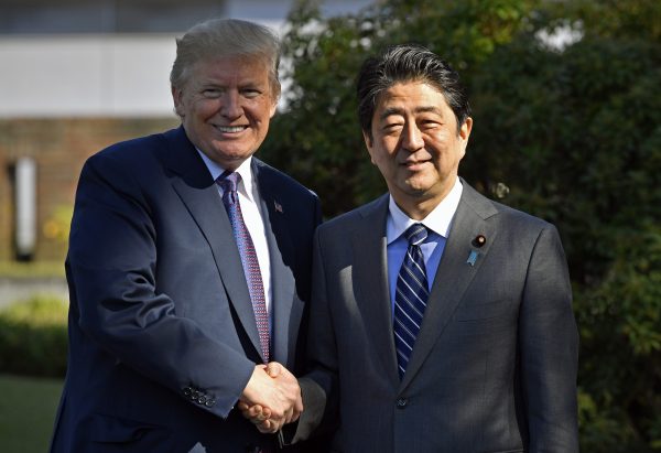 美国总统川普（左）昨（5）日抵达日本，会见日本首相安倍晋三（右）。 (AFP)