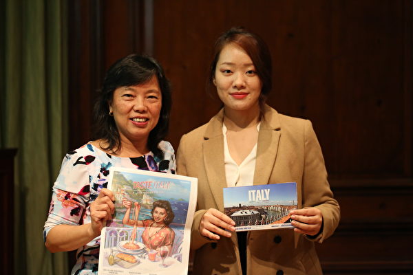旅遊業工作者Sharon Chan（左一）和林夢露。（謝雲良／大紀元）