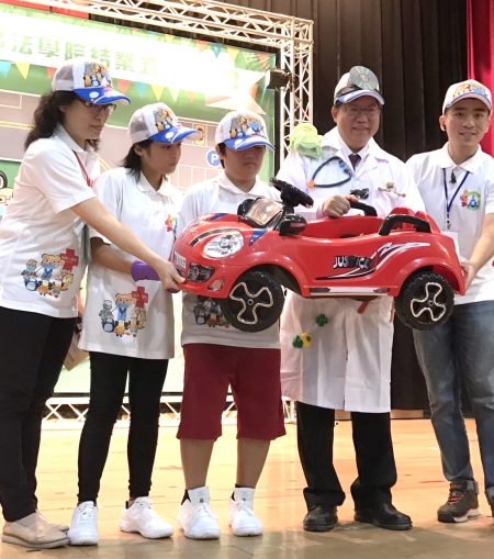 桃园市长郑文灿（右2）以玩具汽车作为维修素材，借此结合交通安全宣导活动。（徐乃义／大纪元）