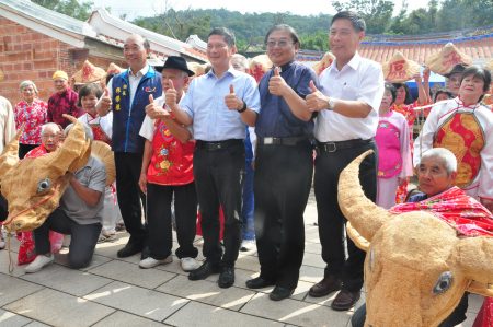 客委會主委李永得(中)出席巨埔社區活動，受到民眾熱烈歡迎。（賴月貴／大紀元）