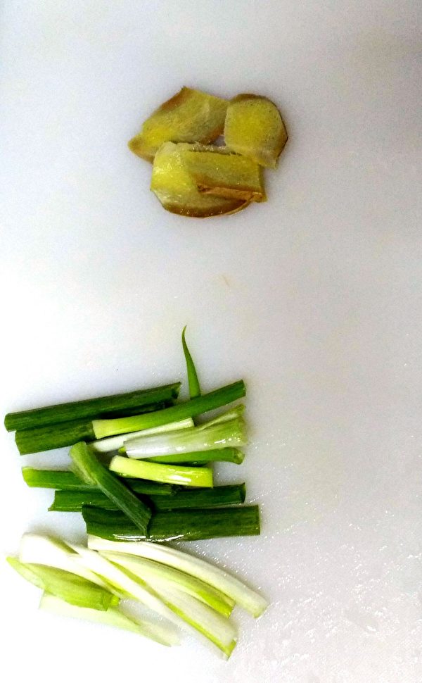 葱切成小段、姜切片备用。(图：奥莉薇小姐/大纪元)