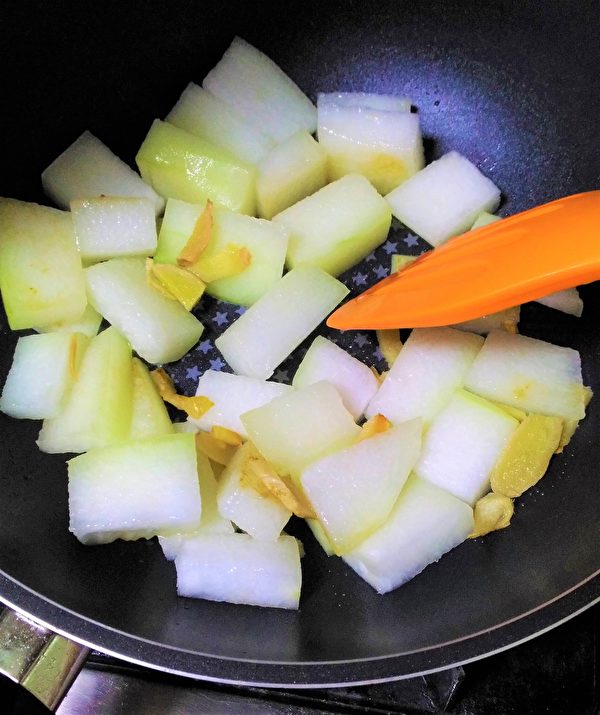 鍋中放少許油，把薑絲和冬瓜炒香。(圖：奧莉薇小姐/大紀元)