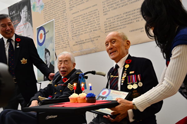图：加拿大华裔军事博物馆开幕活动上为华裔老兵Thomas Wong庆祝百岁生日。（余天白/大纪元）