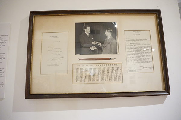 簽署「准籍民華妻入美法案」所用的鋼筆在美洲華裔博物館展出。（溫文清/大紀元）