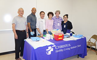 图：10月24日，中华老人服务协会联合克瑞斯特斯流动诊所（CHRISTUS Mobile Clinic）在侨教中心102室为会员们提供免费流感疫苗注射。（易永琦／大纪元）