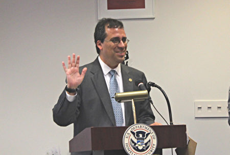 新任美國移民局局長李·西斯納（Lee Francis Cissna）帶領小公民宣讀誓言。（林樂予／大紀元）