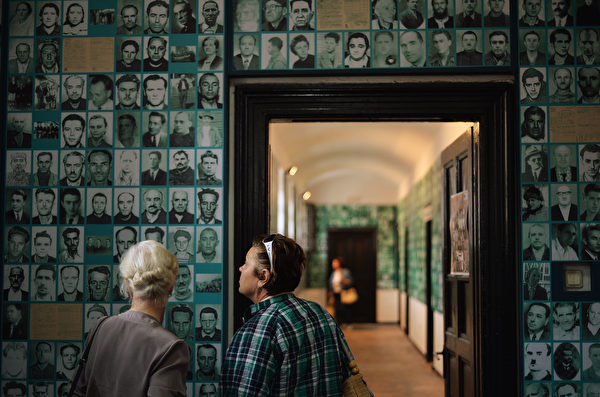 2013年7月13日，访客在罗马尼亚的锡盖特博物馆内参观。此博物馆利用监狱旧址，揭露共产极权罪行、纪念当年的受害者。(DANIEL MIHAILESCU/AFP/Getty Images)