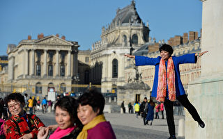 图为在巴黎旅游的中国游客。（Pascal Le Segretain/Getty Images）