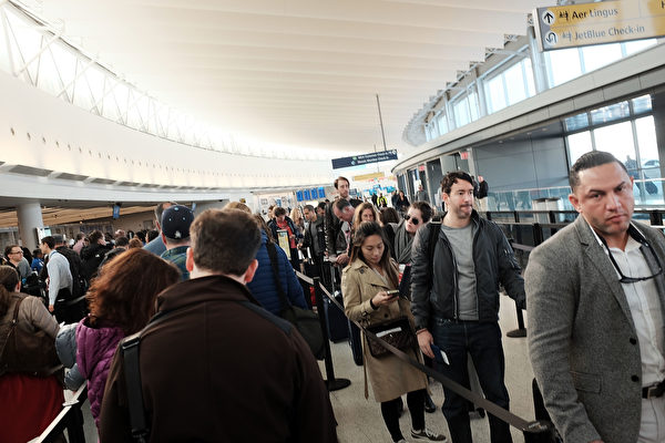 紐約JFK機場前年感恩節期間等待安檢的旅客。 (Spencer Platt/Getty Images)