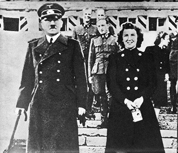 希特勒、他的情婦伊娃布勞恩（Eva Braun）。(Hulton Archive/Getty Images)