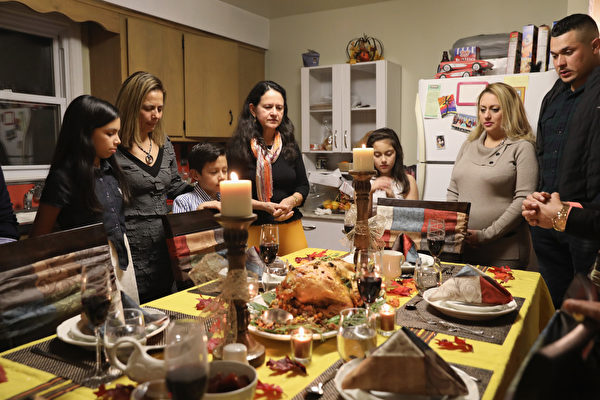 在美国，感恩节是和家人团聚，吃火鸡大餐的重要日子。(John Moore/Getty Images)