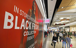 图：每年的黑色星期五都是商家提供商品折扣、减价大促销的日子。 ( George Frey/Getty Images)