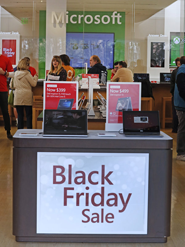 美国感恩节（11月23日）和黑色星期五（11月24日）即将来临，全美各大零售商们都正在积极准战今年最大的购物周末。（George Frey/Getty Images)
