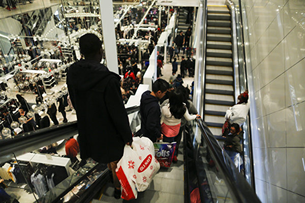 购物者也积极寻找各种商品的折扣幅度，希望在黑色星期五买到合心意的商品。（Eduardo Munoz Alvarez/Getty Images)