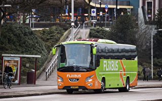 德國長途巴士Flixbus創建於2013年，受到很多乘客的歡迎。（PIROSCHKA VAN DE WOUW/AFP/Getty Images）