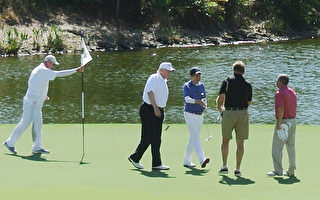 图为今年2月，日本首相安倍晋三（左三）访问美国，与刚上任的美国总统川普（左二）一起在海湖庄园打高尔夫球。 (JIJI PRESS/AFP/Getty Images)