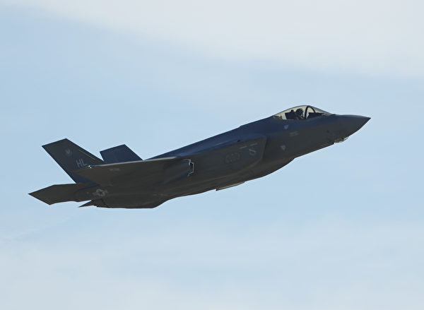 美國軍方官員們表示，第五代F-35戰機具有非凡戰鬥力，其作戰性能遠遠超越現有任何戰機。(George Frey/Getty Images)