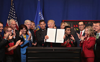 美國總統川普（特朗普）今年4月簽署「買美國貨僱美國人」行政命令，要求相關聯邦機構提出非移民工作簽證H-1B改革建議，確保引進高技能或高薪的外國籍勞工。( Scott Olson/Getty Images)