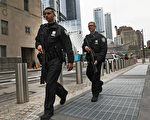 一枪击中恐袭嫌犯 纽约年轻警察获赞英雄