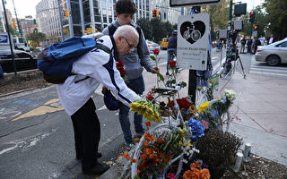 2017年11月2日，市民在纽约恐袭现场摆上鲜花。(Spencer Platt/Getty Images)