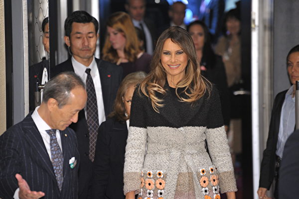 US First Lady Melania Trump (C) arrives at Mikimoto Ginza Main Store in the fashionable Ginza district of Tokyo on November 5, 2017. US President Donald Trump touched down in Japan, kicking off the first leg of a high-stakes Asia tour set to be dominated by soaring tensions with nuclear-armed North Korea. / AFP PHOTO / POOL / David MAREUIL (Photo credit should read DAVID MAREUIL/AFP/Getty Images)