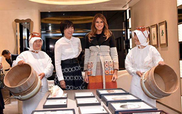 US First Lady Melania Trump (C-R), Japanese First Lady Akie Abe (C-L) and Ama divers visit the Mikimoto Pearl head shop in Ginza district of Tokyo on November 5, 2017. US President Donald Trump touched down in Japan, kicking off the first leg of a high-stakes Asia tour set to be dominated by soaring tensions with nuclear-armed North Korea. / AFP PHOTO / POOL AND AFP PHOTO / KATSUMI KASAHARA (Photo credit should read KATSUMI KASAHARA/AFP/Getty Images)