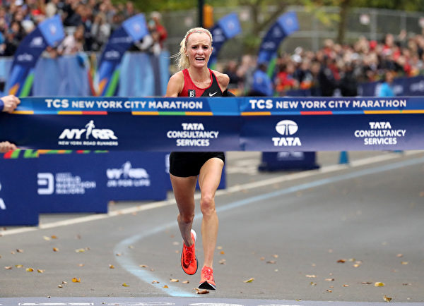 周日（11月5日）举行的第47届纽约马拉松比赛中，美国选手沙兰•弗拉纳根（Shalane Flanagan）赢得了女子组冠军。(Elsa/Getty Images)