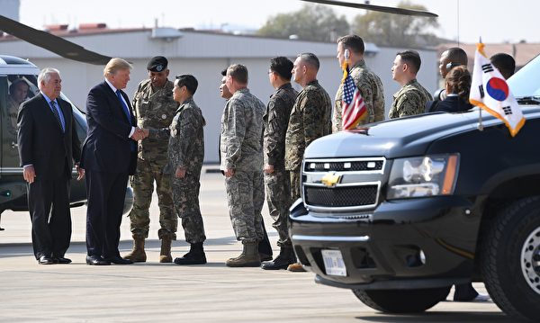 和总统共进午餐的士兵来自美驻韩国军队的所有服务部门。(JIM WATSON/AFP/Getty Images)