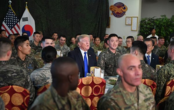 11月7日，到訪駐韓美軍基地，川普和文在寅與兩國官兵齊聚一堂。(JIM WATSON/AFP/Getty Images)