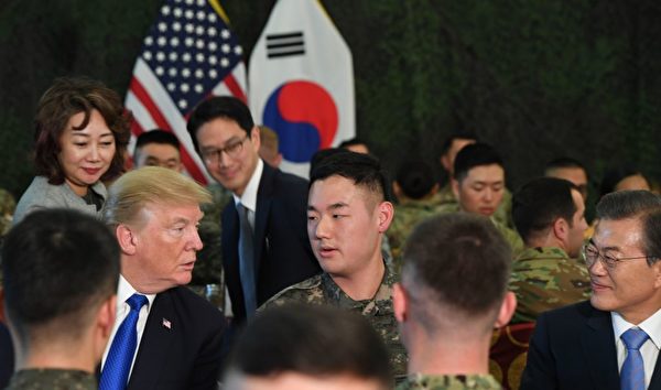 11月7日，美國總統川普抵達韓國，韓國總統文在寅在駐韓美軍基地迎接川普，兩人與美韓士兵齊聚一堂，熱烈交談。(JIM WATSON/AFP/Getty Images)