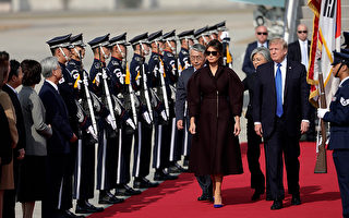 美国总统川普11月7日中午抵达韩国京畿道美军乌山基地，展开对韩国24小时的国是访问。 (Woohae Cho/Getty Images)