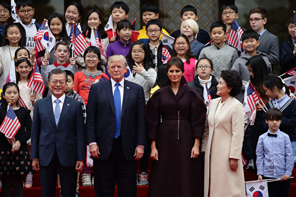 两国领导人相互问候并与韩美儿童欢迎团合影留念。 (Chung Sung-Jun/Getty Images)