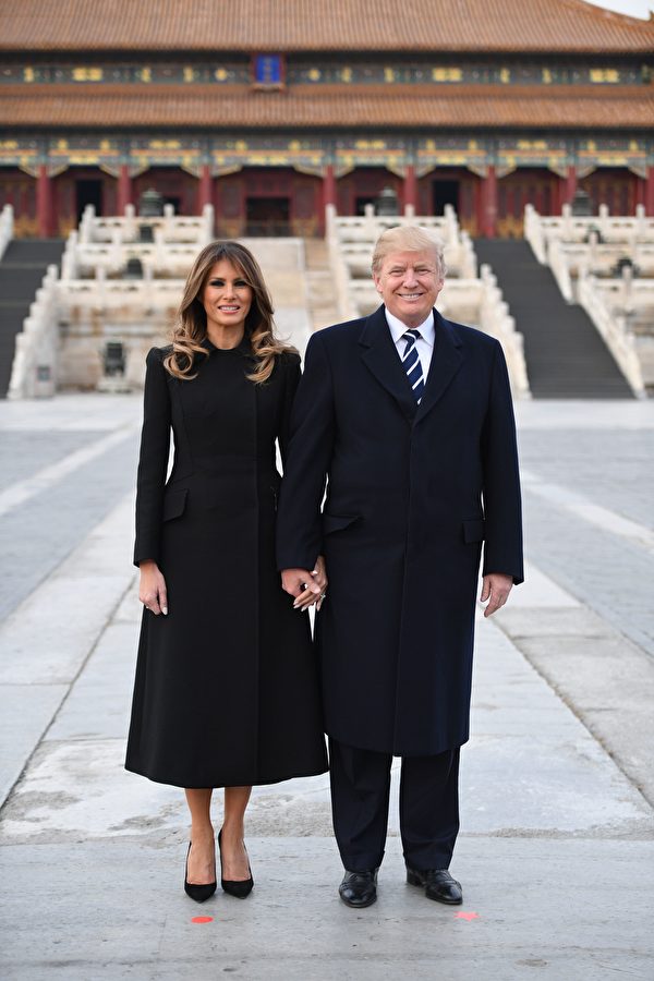 川普夫妇在太和殿前合影。(JIM WATSON/AFP/Getty Images)