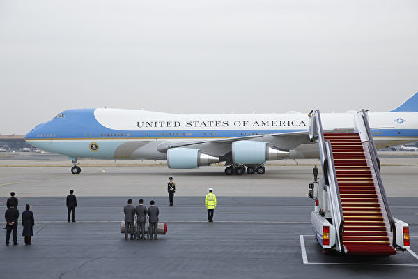 11月8日，川普搭乘空軍一號抵達北京。(Thomas Peter-Pool/Getty Images)
