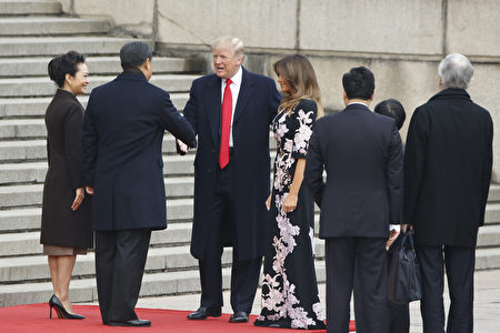 BEIJING, CHINA - NOVEMBER 9: Chinese President Xi Jinping and first lady Peng Liyuan greets U.S. President Donald Trump and first lady Melania Trump at a welcoming ceremony November 9, 2017 in Beijing, China. Trump is on a 10-day trip to Asia. (Photo by Thomas Peter-Pool/Getty Images)