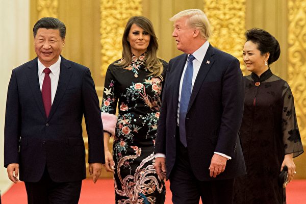 路透社11月7日在川普访华前刊文称，中国的粉丝们已经准备好欢迎川普的到来。(JIM WATSON/AFP/Getty Images)