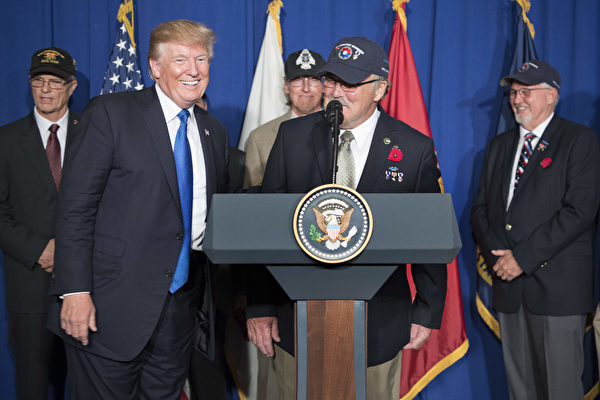 川普在越南峴港市紀念越南戰爭五十週年之際，介紹越戰老兵Stave Hopper（中）。(JIM WATSON/AFP/Getty Images)
