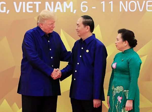 川普參加APEC峰會，和陳大光夫婦會面。(STR/AFP/Getty Images)